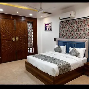3* Hotel Rajmahal Suits